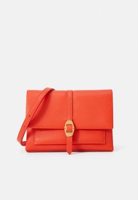 Pomarańczowa skórzana torebka o usztywnionej konstrukcji, z przednią klapą, detalem z klamrą oraz odpinanym paskiem na ramię.