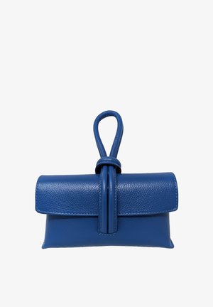 Borsa clutch in pelle blu con manico ad anello e chiusura a patta, mostrata su sfondo bianco.