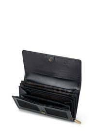 Portafoglio in pelle nera con più scomparti, slot per carte e una sezione con cerniera. Presenta una chiusura a scatto e un logo discreto.