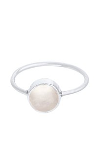 Bague en argent avec une fine bande présentant une seule pierre ronde, lisse et beige pâle sertie au centre.