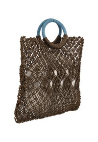 Bolso tote marrón tejido con un patrón de diamantes, con asas circulares azules y un interior más claro. Textura ligera, diseño abierto.