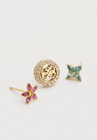 Σκουλαρίκια καρφάκια σε χρυσό τόνο με λουλουδένια σχέδια. Ένα με ροζ πολύτιμους λίθους, ένα με πράσινους πολύτιμους λίθους και ένα κυκλικό κομμάτι με κρύσταλλα.