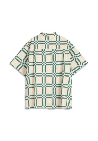 Chemise crème à manches courtes avec motif à carreaux bleu sarcelle composé de lignes épaisses qui se croisent et de petits détails carrés aux intersections.