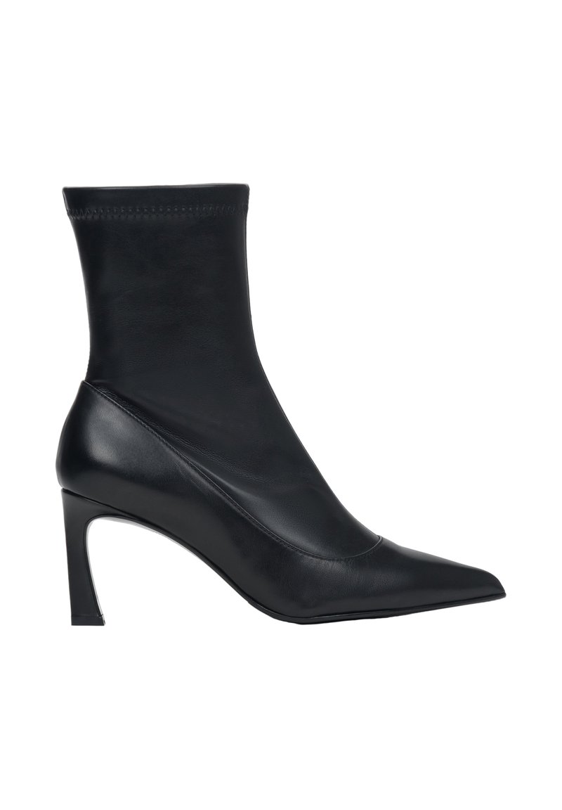 Černé kotníkové boty na vysokém podpatku vyrobené z hladké kůže. Mají přiléhavý svršek a špičatou špičku. Podpatek je štíhlý a měří přibližně 10 cm.