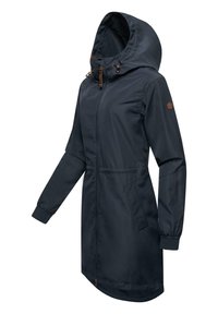 Marinblå vattentät parka med huva, dragkedja framtill, elastiska ärmslut och sidofickor; har en slät yta och bruna detaljer.