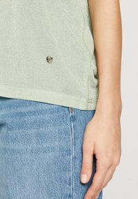 Mos Mosh TEE - Apdrukāts T-krekls - smoke green