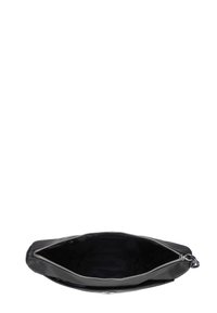 Sort læder clutch-pung med lynlåse i toppen, glat tekstur og foret indvendigt. Har en lynlås i sølvfarvet tone og metalhardware.