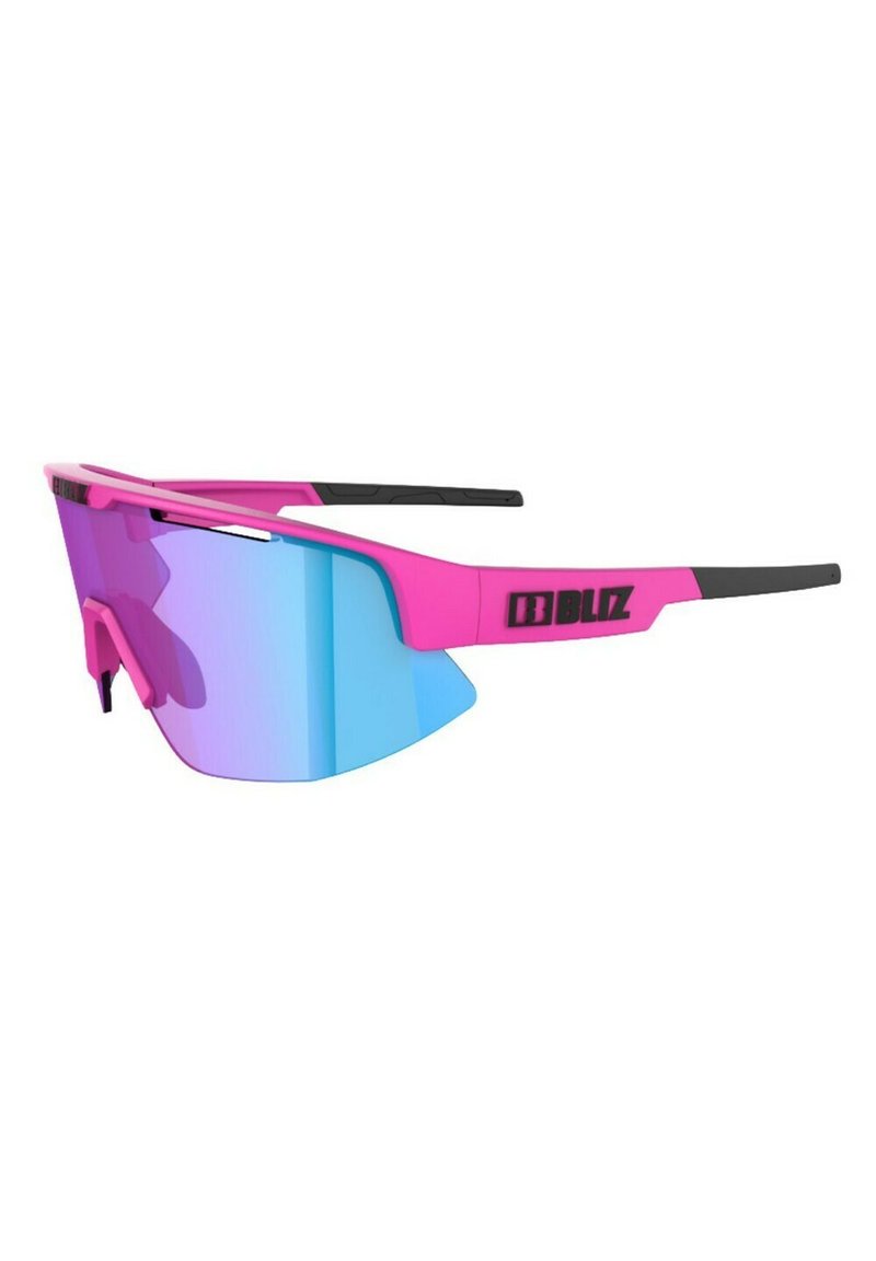 Occhiali da sole sportivi con montatura rosa e lenti blu sfumate. Caratterizzati da un design elegante, forme angolari e dettagli in gomma nera testurizzata.