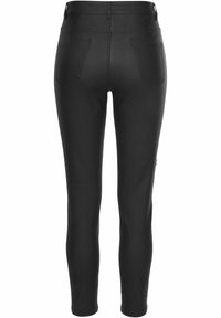 Černé růžové džíny s hladkou texturou, středně zvýšeným pasem a dvěma zadními kapsami. Disponují bezšvým designem a zúženými nohavicemi.