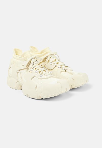 Rzeźbione sneakersy z kremowej skóry z teksturowanym wierzchem i masywną podeszwą, z wysokim krojem wokół kostki i sznurowanym zapięciem dla zapewnienia pewnego dopasowania.