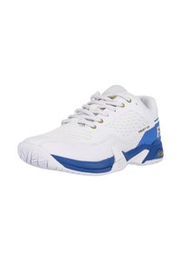 Vita atletiska skor med meshpaneler, en blå gummisula och öljett i guldakcent. Designad för stabilitet med en lågprofil-silhuett.