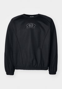 Czarna bluza z okrągłym dekoltem, elastycznymi mankietami i ściągaczem na dole. Na piersi znajduje się wypukły napis "Fantasy Fussball Club 1892".