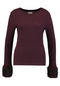 Bordeaux rood ribbeltrui met lange mouwen, ronde halslijn en donkerbruine nep bont manchet aan de mouwen.