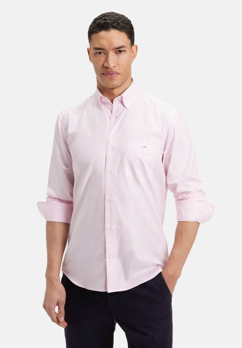 Chemise à rayures rose clair, à boutons, avec une poche, des poignets retroussés et un logo discret sur la poitrine, fabriquée dans un tissu en coton mélangé doux.