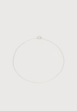 Jemný strieborný náhrdelník s malými oválnymi očkami a okrúhlym pružinovým zapínaním na jednoduchom bielom pozadí.