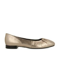 Ballerines en cuir lisse de couleur or métallique avec un design à bout plissé et une semelle noire basse. Forme simple et arrondie.