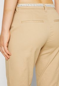 ONLY ONLBIANA BELT - Chinos tipa bikses - beige