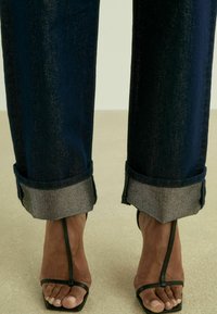 Reiss RUDI THREAD TURN-UP - Avar lõikega teksad - indigo