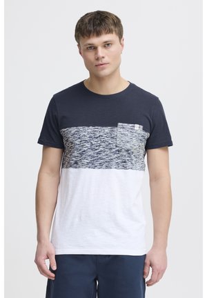 Tricou cu mânecă scurtă, bleu marin și alb, cu un panou superior texturat cu dungi și un buzunar pe partea stângă a pieptului. Material moale din bumbac.