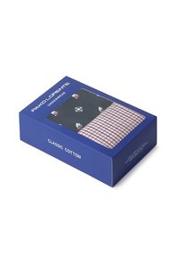 Zestaw bielizny zapakowany w niebieskie pudełko. Zawiera czarną parę z wzorem płatków śniegu oraz parę w czerwono-białą kratkę. Wykonany z klasycznego materiału bawełnianego.