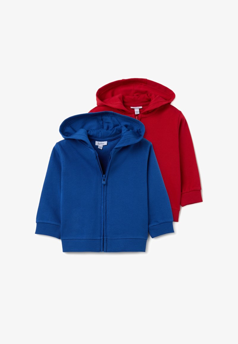 Dos sudaderas con capucha: una azul con cremallera frontal y puños acanalados, y una roja con diseño tipo pulóver. Ambas son de algodón.