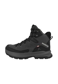 Bota de senderismo negra con parte superior sintética, acentos grises, cuello acolchado y suela gruesa. Presenta ojales de metal y un logotipo en el lateral.