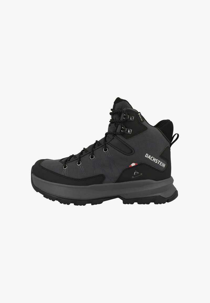 Bota de senderismo negra con parte superior sintética, acentos grises, cuello acolchado y suela gruesa. Presenta ojales de metal y un logotipo en el lateral.