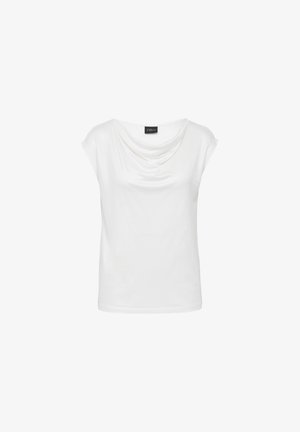 Top blanco de manga corta con escote drapeado, textura suave y ajuste relajado. Sin patrones visibles ni detalles metálicos.