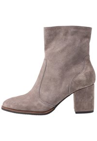 Szare zamszowe botki za kostkę z zaokrąglonym noskiem, średnim słupkowym obcasem i czystym przeszyciem wzdłuż szwów. Gładka tekstura o minimalistycznym designie.