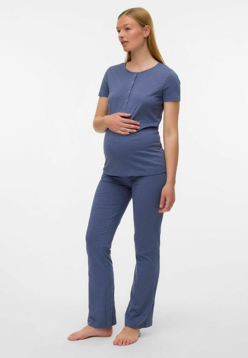Pyjama de maternité en coton bleu doux. Haut à manches courtes avec accents de boutons et pantalon confortable et ajusté. Texture lisse avec un léger stretch.