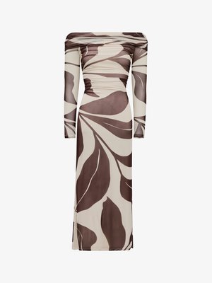 Kjole med avskåret skulder i et hudfarget stoff med brune bladmønstre. Lange ermer og tettsittende silhuett. Glatt tekstur og ankel-lang.