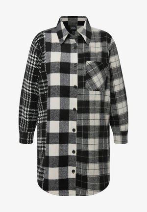 Zwart-wit geruit overhemd met een knoopsluiting aan de voorkant, grote kraag, lange mouwen en een enkele borstzak. Bevat verschillende ruitpatronen.