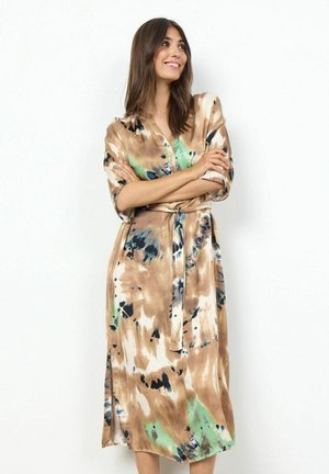 Midi-Kleid mit braunem, grünem und blauem Muster aus glattem Stoff, V-Ausschnitt, kurzen Ärmeln, Bindegürtel in der Taille und seitlichen Schlitzen.