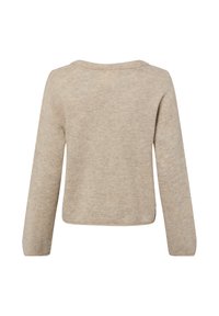 Beżowy, dzianinowy sweter z długimi rękawami i szerokim dekoltem. Charakteryzuje się krótszym krojem i delikatną teksturą na całej powierzchni.