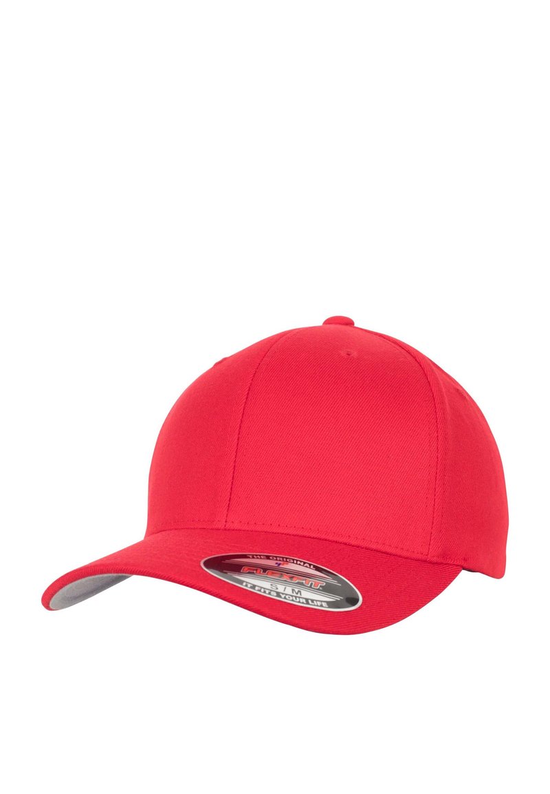 Rode baseballpet met een gestructureerde kroon, een vlakke klep en een grijze onderklep. Heeft een label met de merknnaam en het logo aan de zijkant.
