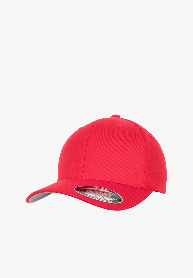 Cappello da baseball rosso con una corona strutturata, visiera piatta e sottovisiera grigia. Presenta un'etichetta con il nome del marchio e il logo sul lato.