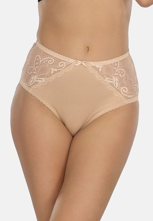 Beige hoge taille ondergoed met kanten bloemenpatronen en een strikje in het midden, gedragen door een staande persoon tegen een effen achtergrond.