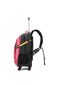 Zaino con rotelle in tessuto nero e rosa. Presenta un manico telescopico, una tasca in rete, spallacci e una fascia di accento gialla.
