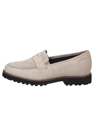 Beige mokkasiner i ruskind med rundet tå, syninger, sort indvendig foring og tekstureret sort gummisål.