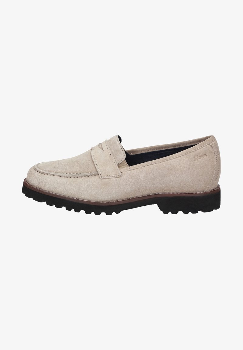 Mocassin en daim beige à bout rond, détails cousus, doublure intérieure noire et semelle en caoutchouc noir texturé.