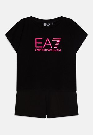 Melnas īsām piedurknēm tops un atbilstošas šortos, kuras rotā spilgti rozā EA7 logo. Izgatavots no gludas auduma ar brīvu piegriezumu.