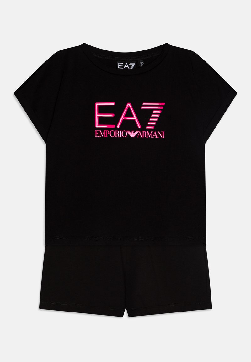 Conjunto preto de top de mangas curtas e calções combinando, com um vibrante logótipo EA7 em rosa. Feito de um tecido suave com um corte descontraído.