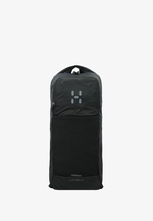 Sac à dos noir au design rectangulaire élégant. Fabriqué en tissu texturé, il présente des accents réfléchissants et une poignée supérieure pour un transport facile.