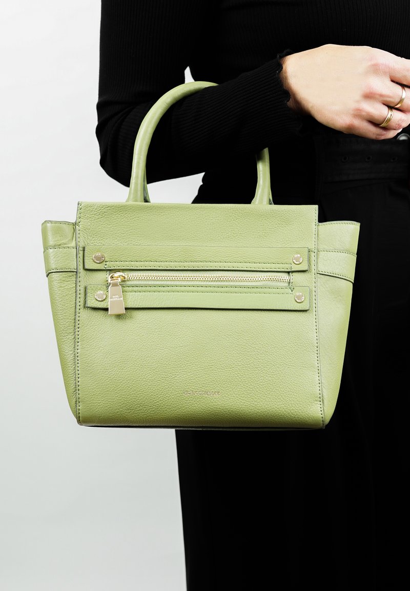 Groene leren handtas met een gestructureerd oppervlak, twee korte handvatten, een voorvak met rits en gouden hardware, en een rechthoekige vorm.