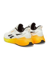 Białe i czarne siatkowe sneakersy Reebok z jasnoskalującymi żółtymi podeszwami, wyściełanymi kołnierzami i pętelkami na piętach, widok ukośny pokazujący tył i bok.