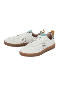 Sneakers bianchi in pelle con suola in gomma marrone testurizzata, dettagli blu sulla linguetta e stampa leopardata sul tallone.