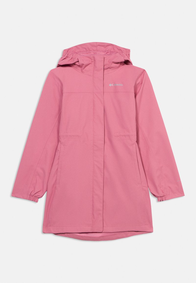 Ροζ ανθεκτικό στο νερό μπουφάν με κουκούλα, διαθέτει ελαστικές μανσέτες, δύο πλαϊνές τσέπες και λογότυπο στο πάνω αριστερό μέρος του στήθους. Ομαλή υφή υφάσματος.