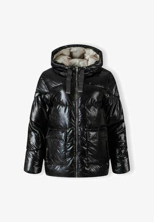 Czarna kurtka puchowa o błyszczącej powierzchni, z kapturem, zamkiem błyskawicznym z przodu oraz dwiema dużymi kieszeniami z przodu. Wnętrze wyłożone jaśniejszym kolorem.