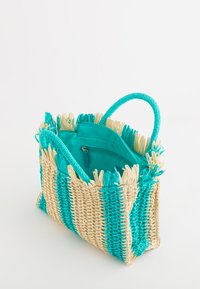 Geweven stro tas met turquoise en natuurlijke strepen. Heeft een franjerand en een turquoise binnenkant met een ritsvak.