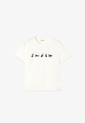 Camiseta blanca de algodón con cuello redondo que presenta una impresión de seis ilustraciones de gatos negros en el pecho. Mangas cortas, corte relajado.